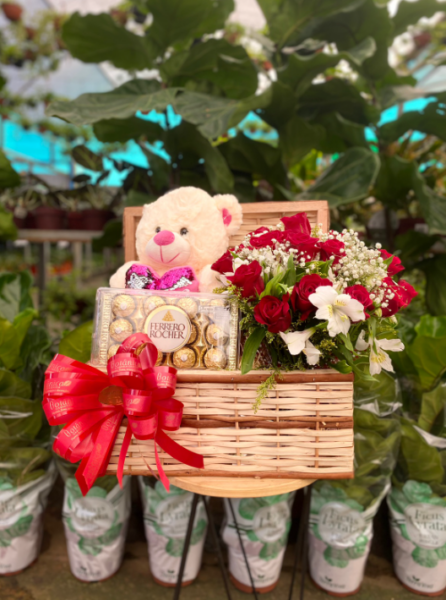 BUQUÊ C/PELÚCIA E CHOCOLATE NA CESTA