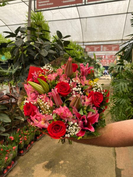 BUQUÊ TRADICIONAL C/6 ROSAS